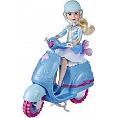 DISNEY PRINCESS CENERENTOLA CON SCOOTER CASCO E ADESIVI HASBRO